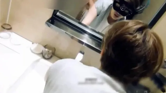Paradise Amateur Pick-up Series - Un hôtel haut de gamme récupère une responsable de hall juste et sexy de 95 ans Après l'avoir baisée une fois, la fille joue avec des accessoires puis la baise à nouveau fort devant le miroir, en hauteur. version définition!