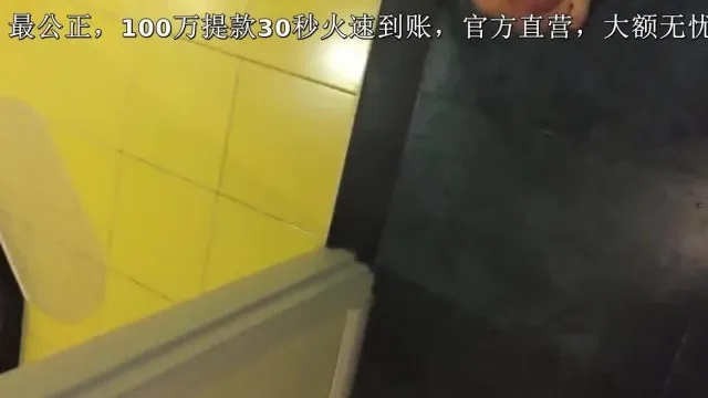 Se filtra el vídeo de una joven pareja registrándose en una habitación de hotel y teniendo sexo apasionadamente tras perder el móvil. Son follados duramente por detrás.