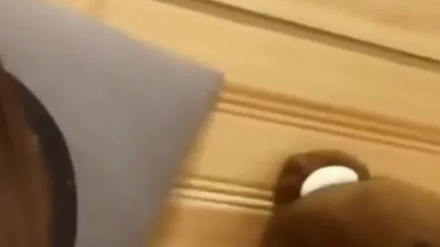 Una chica muy linda realiza un video show fumando, exponiendo su coño y orinando