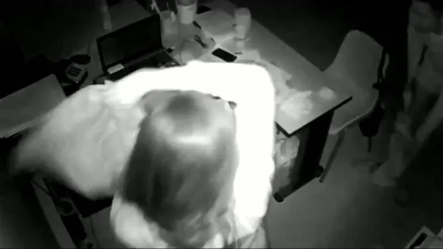 La cámara de la empresa estaba rota y capturó al gerente y a la empleada con un vestido floral viendo películas pornográficas en la computadora después de salir del trabajo, estudiando movimientos sexuales y teniendo sexo en el escritorio.