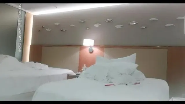極品女神再度返場，風騷00後車模太騷，各種挑逗誘惑，花樣繁多，哪個男人忍得住