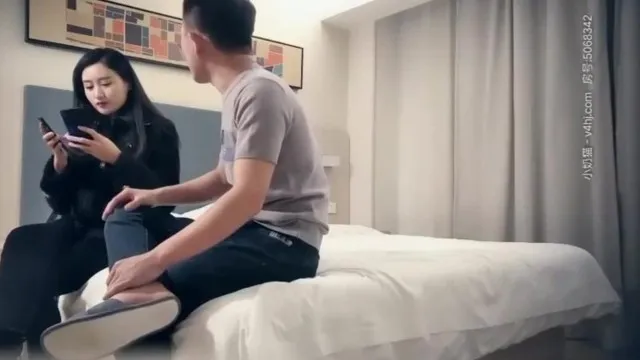 颜值不错的黑衣妹子啪啪，穿上黑丝 掰穴摸逼 侧入抽插 抱起来操