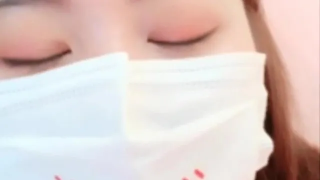 Une belle fille avec un visage doux utilise des accessoires pour la masturbation. Elle porte une tenue sexy avec une peau claire et un masseur qui fait vibrer sa chatte et éjacule. C'est très tentant.