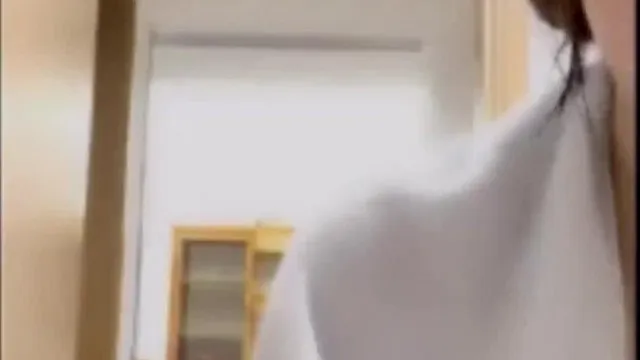 身材苗条性感的网红女神卡卡密码房和粉丝啪啪口交洗澡时砍她逼毛真性感