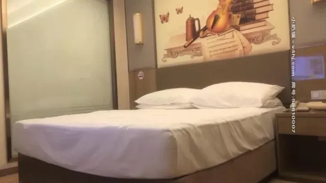 約了兩個性感白衣女孩雙飛啪啪，穿上黑絲口交後入