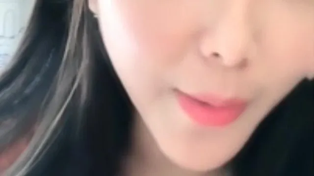 優しい顔をしたイケメンの女の子が小道具を使ってオナニーする様子をクローズアップしてみました。気に入った方はぜひご覧ください。
