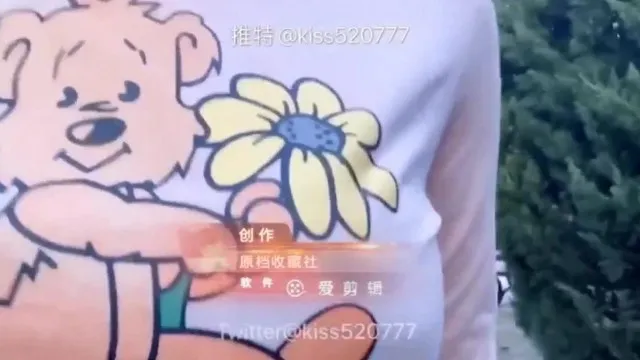Luo Zixi, une jeune fille à la silhouette parfaite et aux seins G, se masturbe en extérieur avec divers accessoires et pique son concombre si fort que ses fluides vaginaux coulent partout sur le sol 2