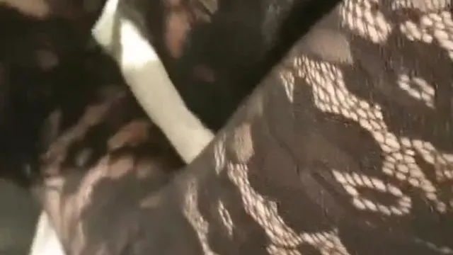 J'ai trouvé une mère de deux enfants qui ne voulait pas m'accompagner au début. Elle voulait seulement avoir de l'argent. Elle avait beaucoup d'eau dans la chatte et c'était très confortable.