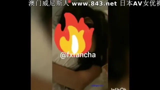 反差女友帮人口不慎露脸被认出,吃起鸡巴来特别风骚