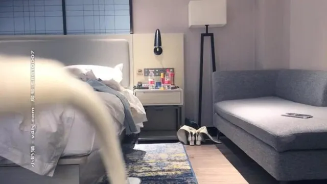 （第三场）喊来闺蜜玩双飞，新来女神害羞要关灯，配合默契激情啪啪，翘臀美乳别有一番风味