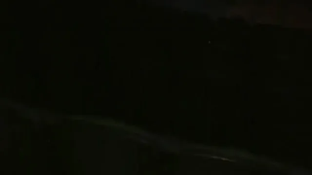 Sexo noturno com uma jovem gostosa no cinema, meias pretas e salto alto gozando sedutoramente sem camisinha