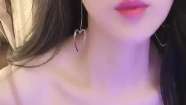 坠入人间的精灵高顔值嫩妹给大家看看白虎小穴1