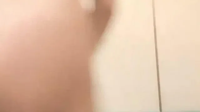 草莓宝贝高顔值大奶美女给炮友口交玩滴蜡，网袜项圈翘起屁股滴蜡特写口交