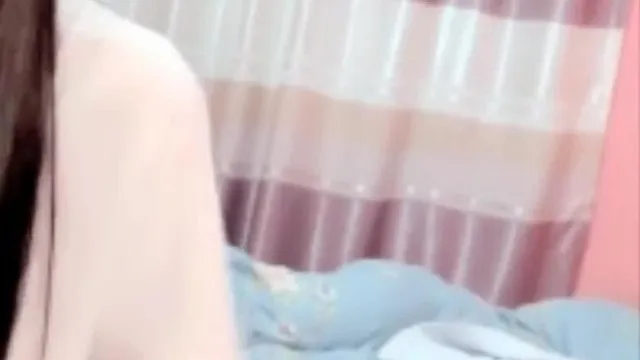 Little Cute Platform (anciennement Kawaii), une jeune fille a un show payant pour rencontrer un coursier et avoir des relations sexuelles passionnées. C'est très tentant si vous aimez ça.