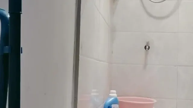 粉粉的表妹手撸包皮小JJ乳交口爆+特写观音坐莲内射裏面