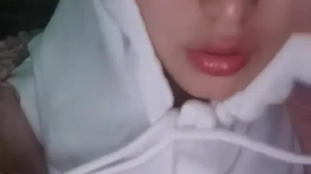Tard dans la nuit, j'ai fait une pipe avec mon frère dans les toilettes du cybercafé, j'ai enlevé mes vêtements et j'ai baisé sa chatte par derrière. J'ai satisfait mon frère en lui masturbant la chatte.