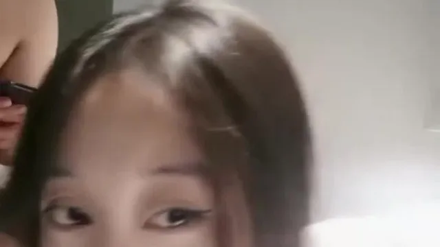 大一学生妹和炮友啪啪，顔值不赖