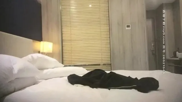 Cita para follar con una jovencita inocente, se ve inocente y súper sexy en la cama