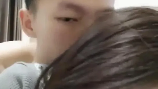 护士女友顔值不错肉肉身材妹子和炮友啪啪，翘大屁股口交舔弄上位骑乘后入猛操
