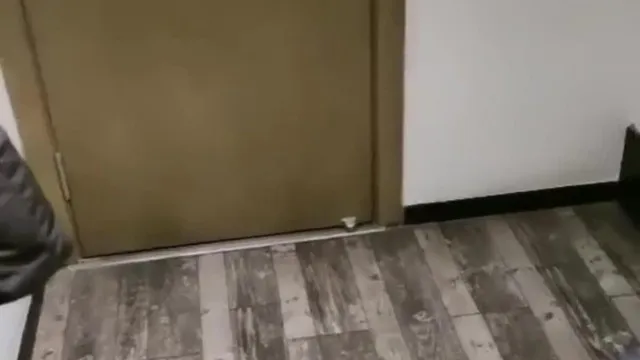 Это супер возбуждающе - обнажать свои красивые ноги в черных чулках на улице. Она делает минет в отеле. Это недостаточно возбуждающе. Она идет обнаженной к двери комнаты и занимается сексом. Это слишком возбуждающе.