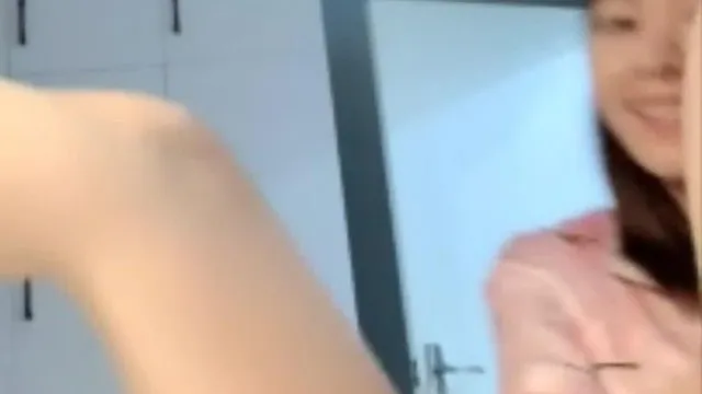 甘い顔をした容姿端麗な女の子が小道具を使ってオナニーします。彼女のマンコはとてもピンク色で柔らかく、彼女のバイブレーターは彼女のマンコを振動させ、彼女はとても誘惑的です。それを逃す。