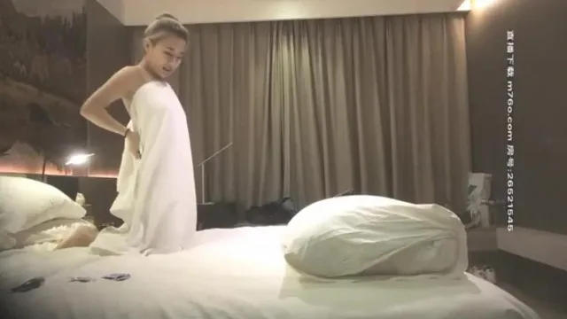 约了两个妹子留一个啪啪，按摩推背口交后入对着镜头表情可见