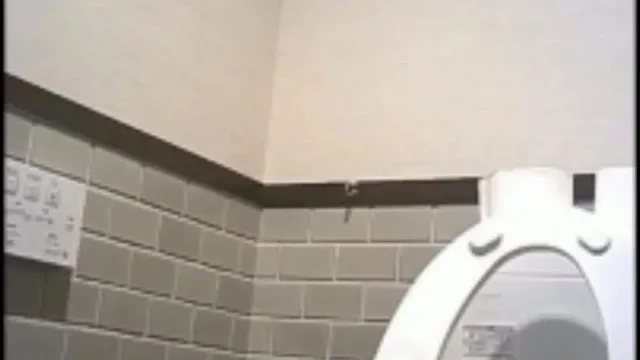Un nuevo sitio web externo ha filtrado un vídeo secreto de una hermosa chica sentada en un baño en un centro comercial. Una chica sexy y peluda con medias negras tiene los pies desgastados por tacones altos y lleva un parche hemostático.