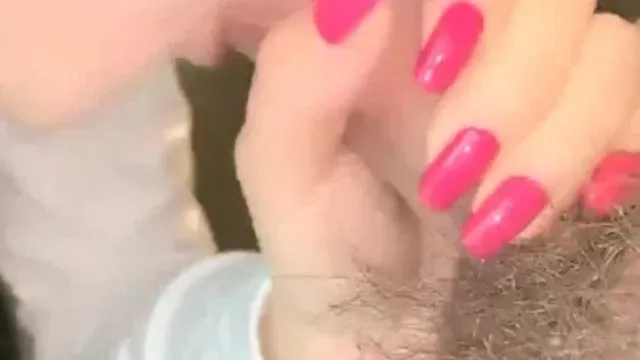 A la pequeña y encantadora zorra AVOE le encantan los besos con lengua, que le laman el coño y la garganta profunda con pollas grandes. Disfruta de las embestidas a alta velocidad mientras mira por la ventana en el sofá del hotel.