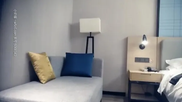 连约三个小姐姐，选中风骚小少妇换上情趣黑丝激情啪啪两炮，淫声浪语劲爆刺激