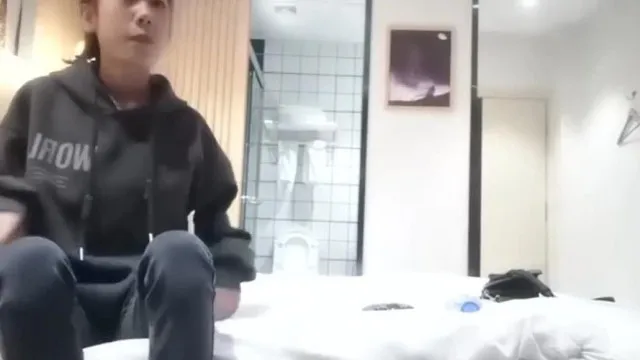 酒店约炮偷拍样子稚嫩的大学生兼职外围穿着黑丝开档被各种AV姿势猛草