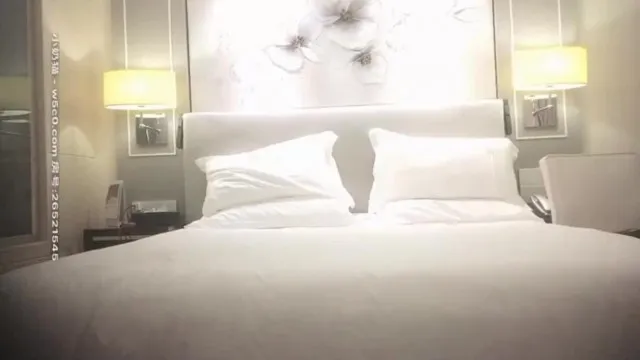 约了个顔值不错甜美妹子，乳推口交上来自己动