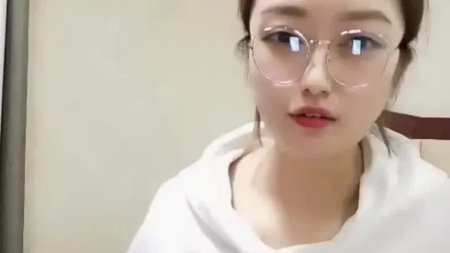 Xiaolong, une fille aux lèvres rouges et aux lunettes, chevauche son visage, lui lèche la chatte et chevauche son cul sexy