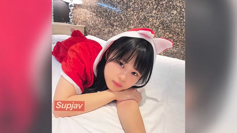 FC2PPV 4588969 1240pt até 1/5!! [Sem censura] Flertando com o Papai Noel que é tão fofo quanto uma fada! A jovem arrumada e limpa que admiro faz um sexo sério de creampie em close-up !!