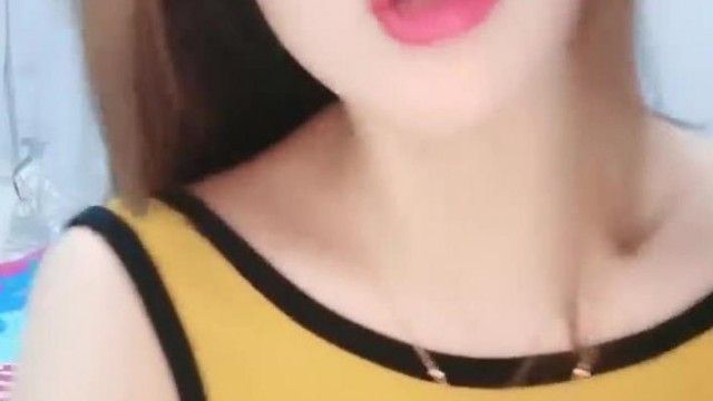颜值不错美女直播 双人激情啪啪大秀 十分诱人