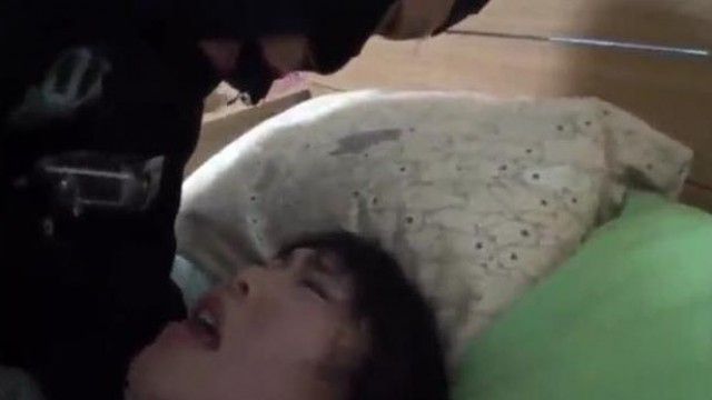 真实被色情狂尾随回家强暴的女孩子 看了又硬又舍不得