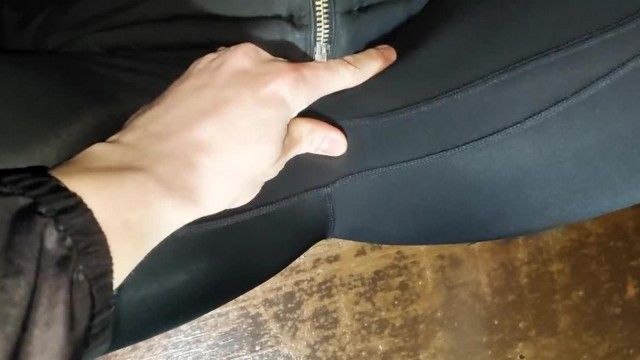 スポーツクラブからの帰り道、公共のベンチでセックス。