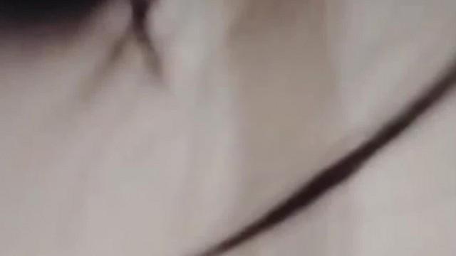 样子淫骚的大二眼镜妹用性用品诱惑憨厚老实的外卖小哥抵挡不住诱惑啪啪口爆吞精